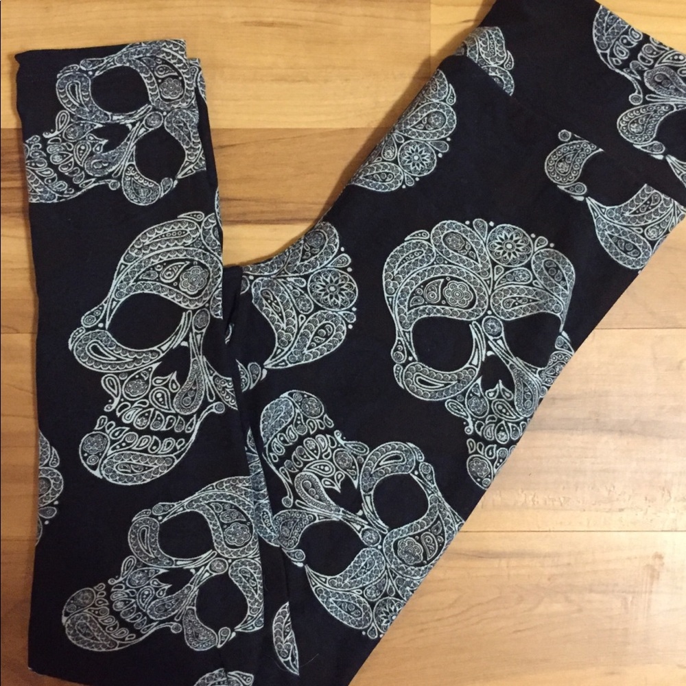 Lularoe NEW RARE HTF Black Paisley Skull Leggings - Picture 1 of 5